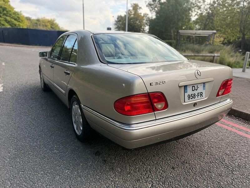 Begagnad Mercedes E200 Avantgarde 2002 Guld Sedan
