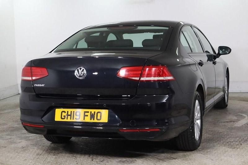 Usado VW Passat S 150 CV (110 kW) 2019 Negro Berlina