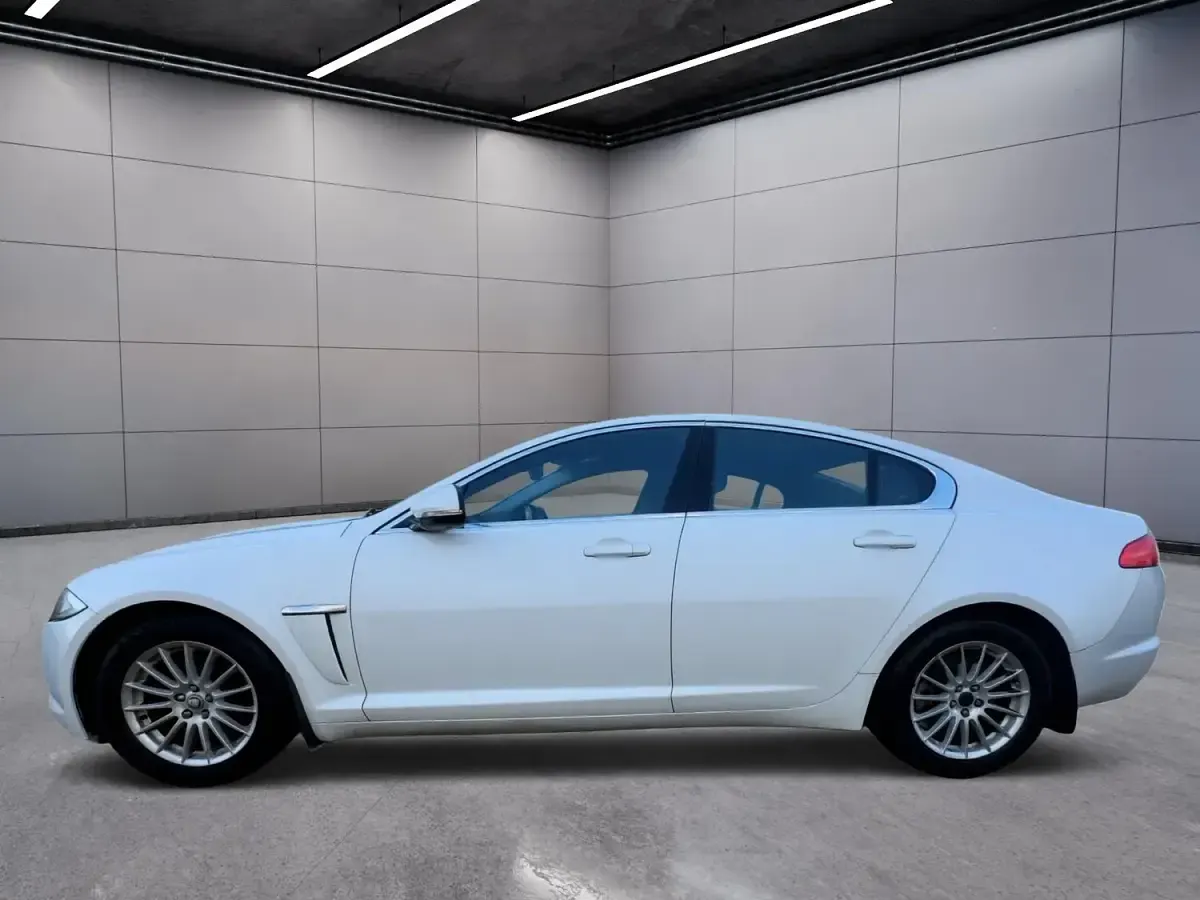Used Jaguar XF SE 190 HP (139 kW) 2011 White Sedan