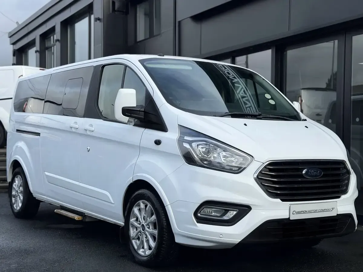 Used Ford Tourneo Custom Titanium 130 HP (95 kW) 2018 White Van