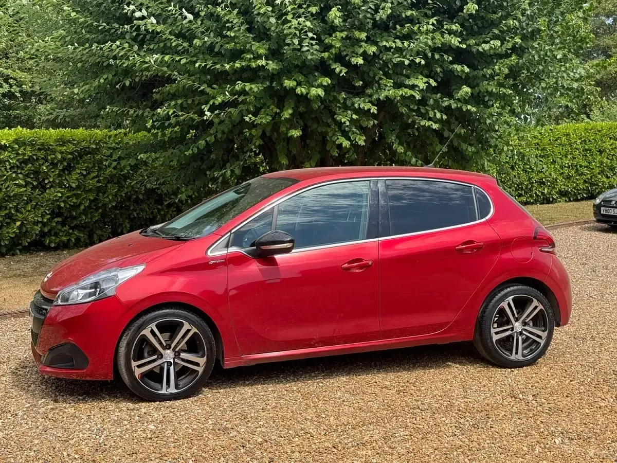 Used Peugeot 208 GT-line 108 HP (79 kW) 2018 Red Hatchback