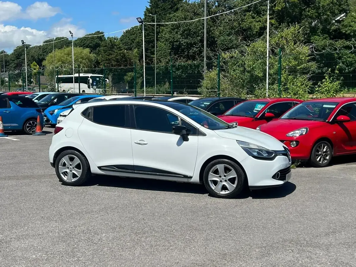 Used Renault Clio Dynamique 75 HP (55 kW) 2016 White Hatchback