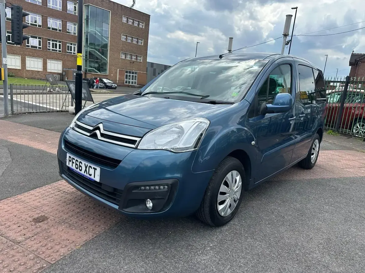 Used Citroën Berlingo Feel 100 HP (73 kW) 2016 Blue MPV