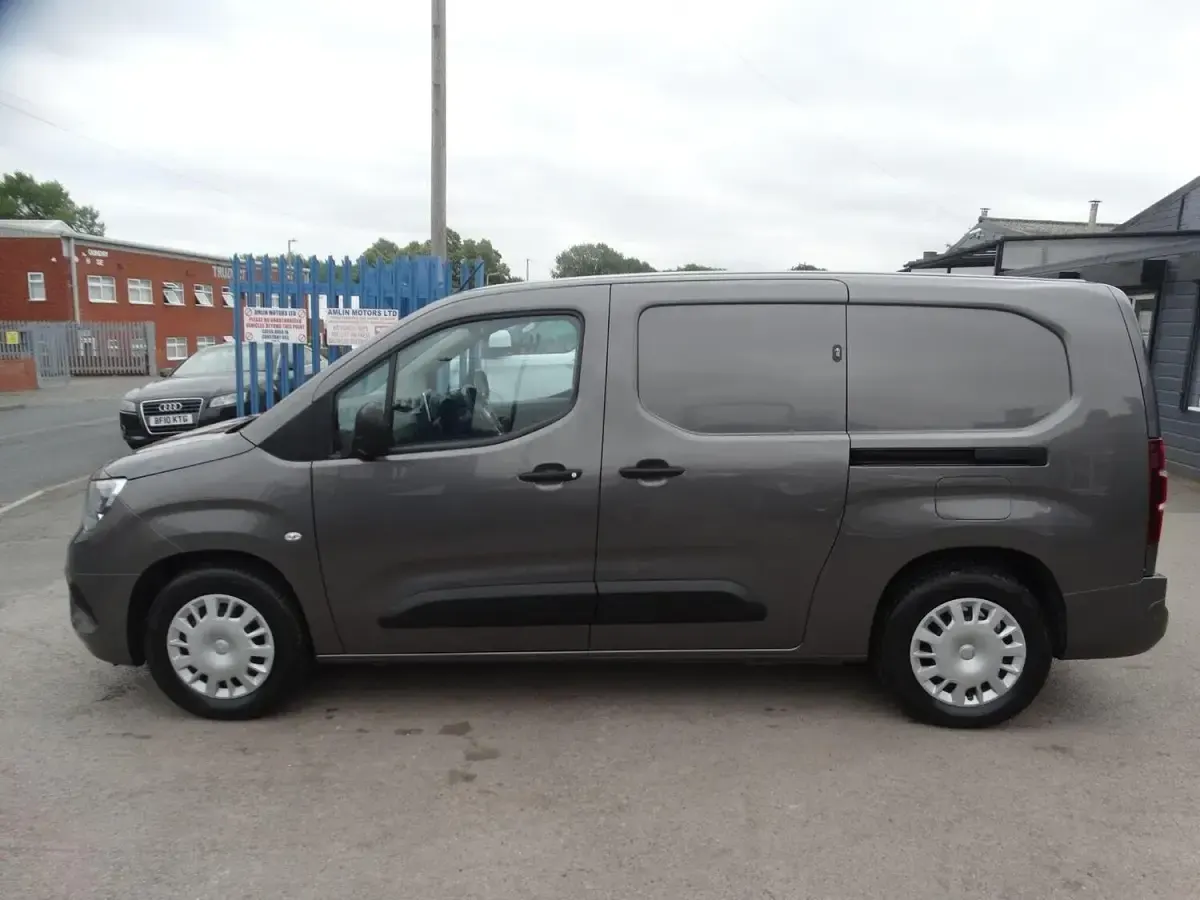 Used Vauxhall Combo Sportive 100 kW (136 HP) 2022 Grey MPV