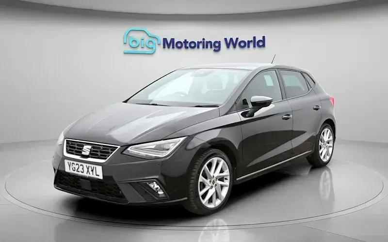 Usado Seat Ibiza FR 110 CV (80 kW) 2023 Negro Utilitario