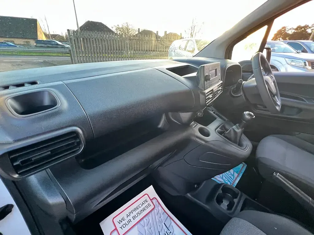 Used Vauxhall Combo 100 HP (73 kW) 2021 White MPV