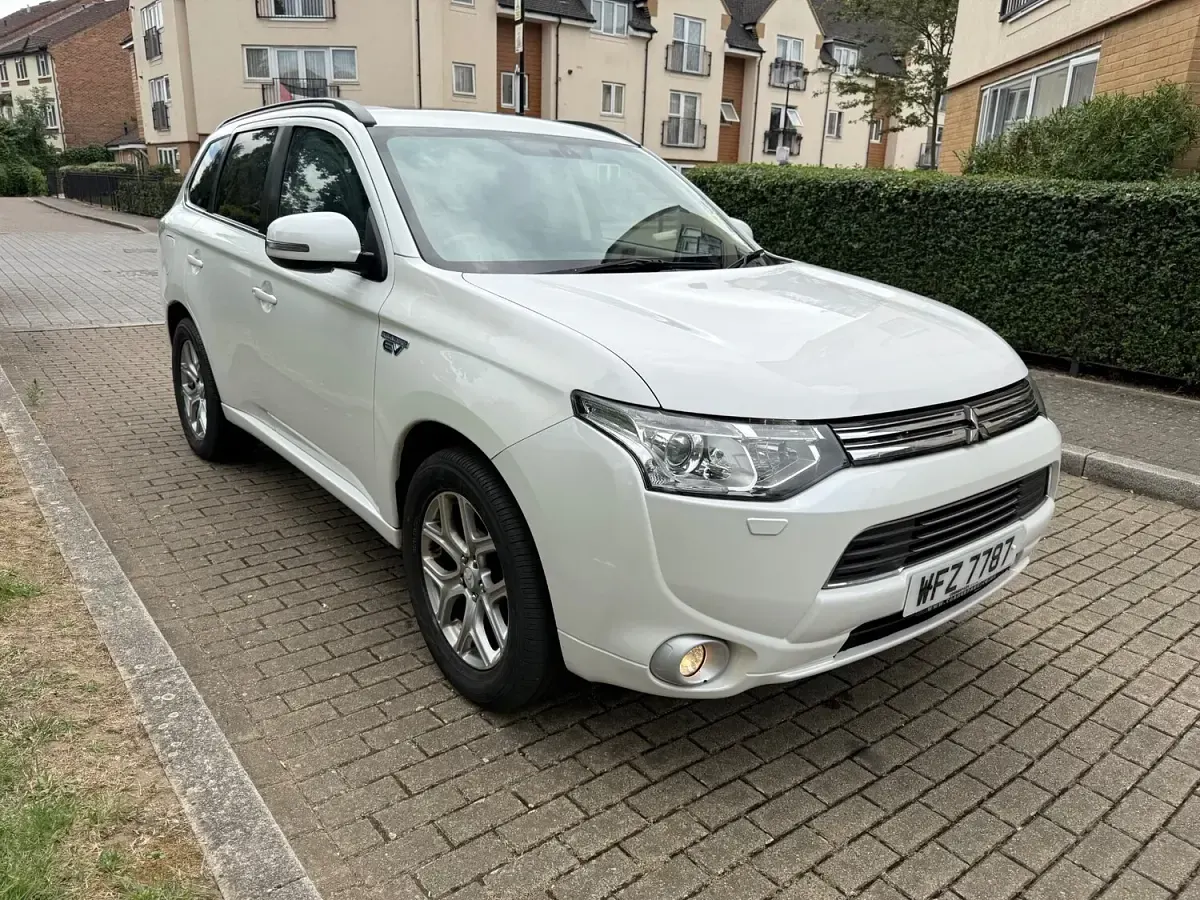 Used Mitsubishi Outlander P-HEV 2015 White Estate