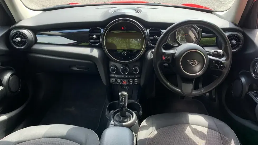 Used Mini Cooper Classic 134 HP (98 kW) 2022 Red Hatchback