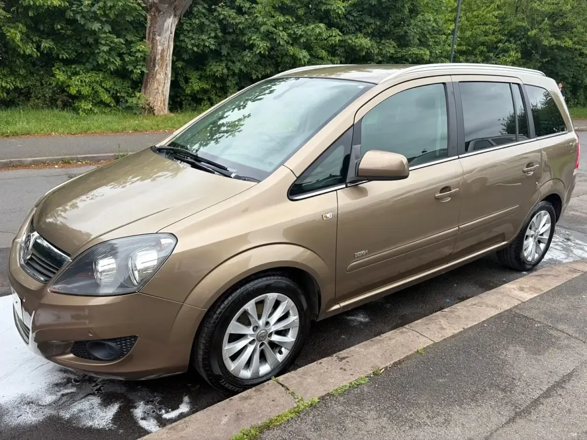 Second-hand Vauxhall Zafira Design Edition 115 CP (84 kW) 2013 Maro Monovolum