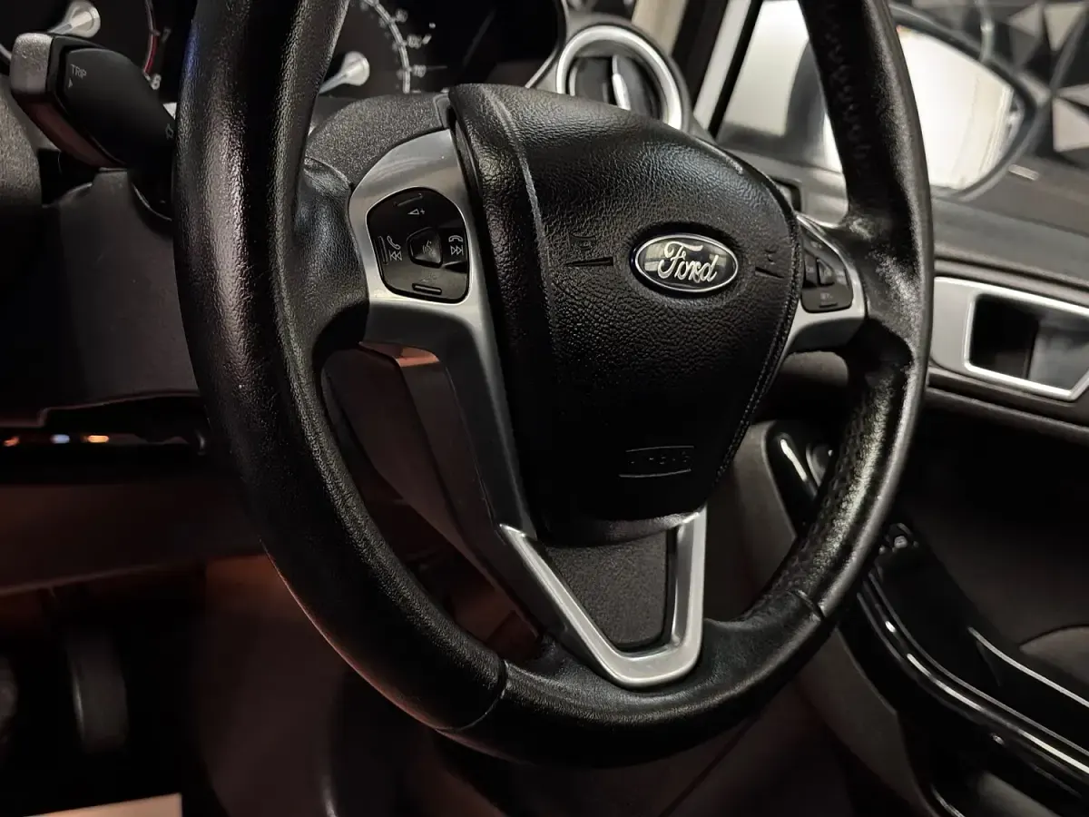 Used Ford Fiesta Titanium 125 HP (91 kW) 2014 White Hatchback