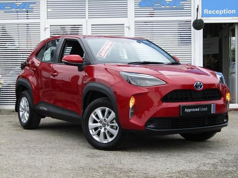 Red Used 2022 Toyota Yaris Hybrid SUV | £20,100 (Good price) - Image 1/4