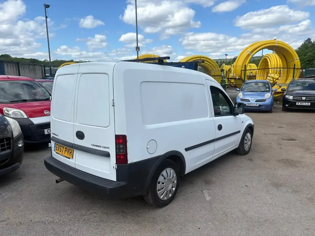 Usado Vauxhall Combo 75 HP (55 kW) 2007 Branco Monovolume