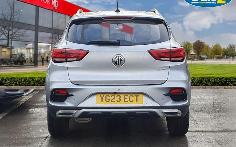 Usado MG ZS Exclusive 111 CV (81 kW) 2023 Plateado SUV