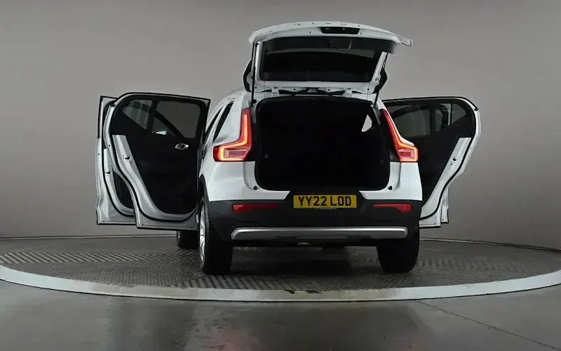 Used Volvo XC40 Momentum 163 HP (119 kW) 2022 White SUV