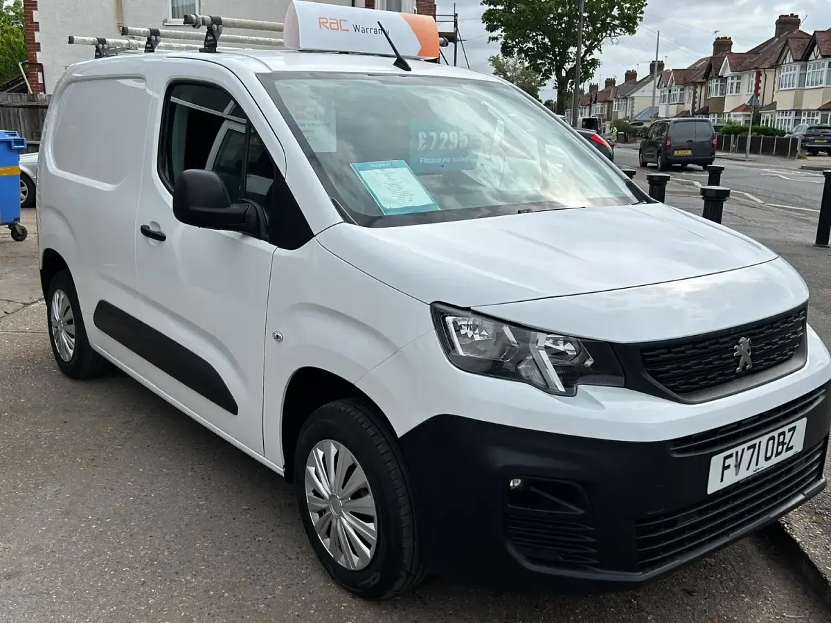 Begagnad Peugeot Partner Premium 131 HK (96 kW) 2021 Vit Minibuss
