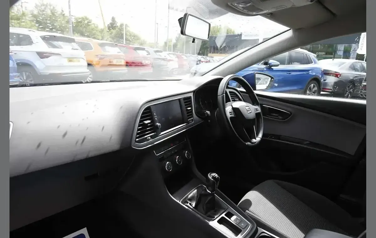 Used Seat Leon SE Dynamic 128 HP (94 kW) 2019 Blue Hatchback