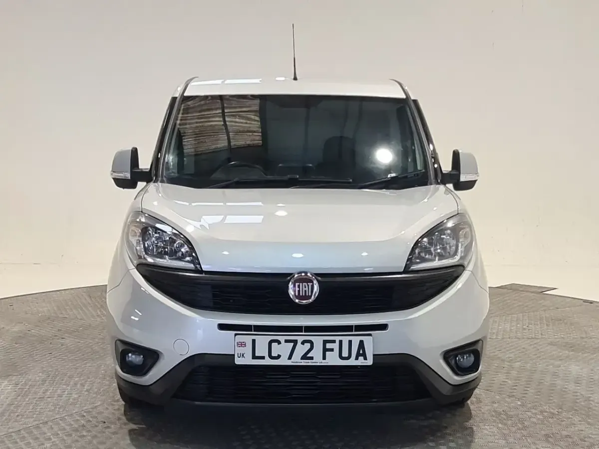 Usado Fiat Doblò 90 CV (66 kW) 2023 Plateado Monovolumen