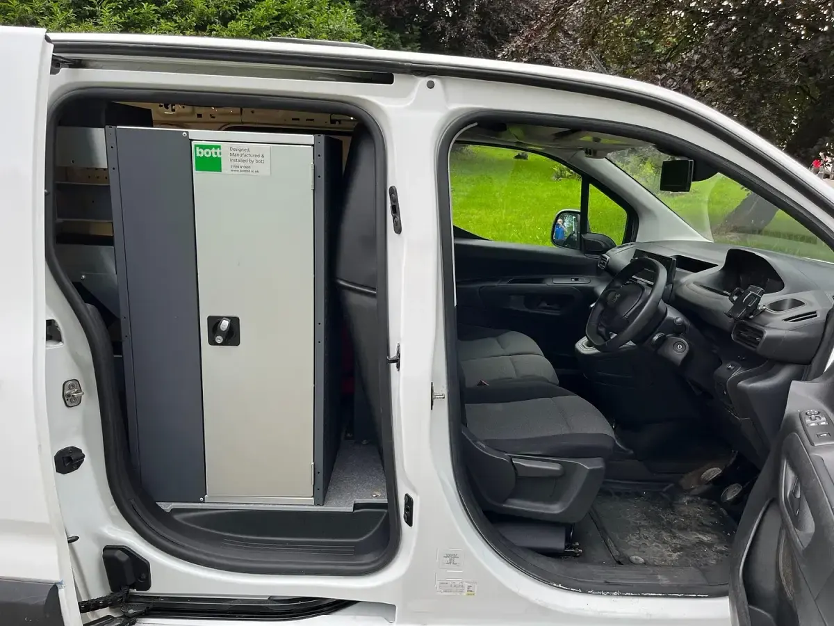 Used Peugeot Partner 2019 Blue MPV