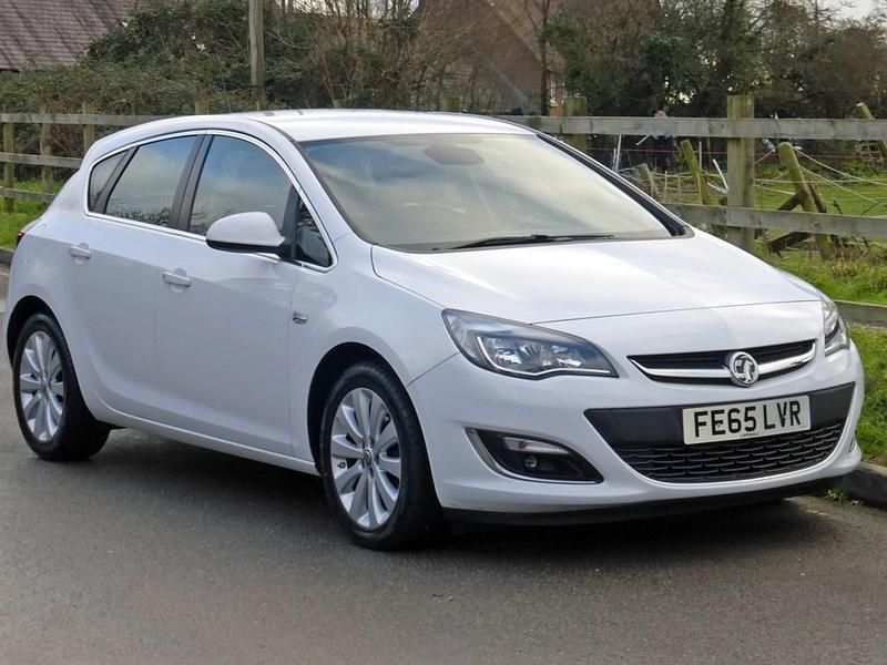 Used Vauxhall Astra Elite 2015 White Hatchback