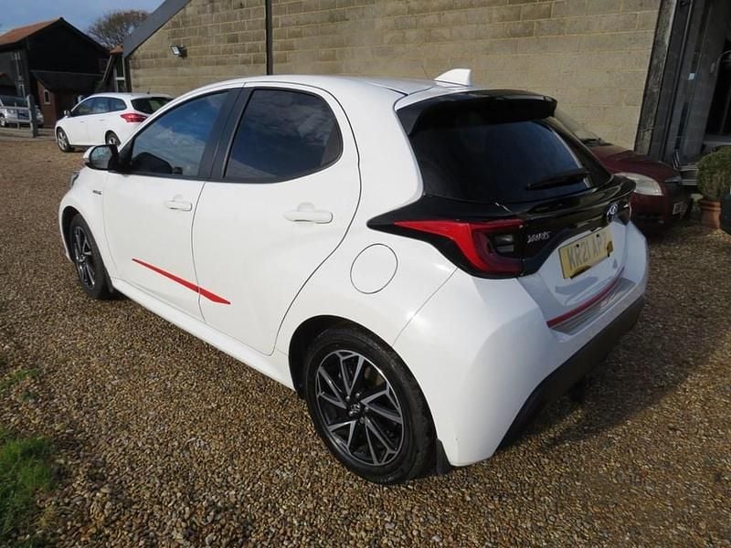 Used Toyota Yaris Hybrid Design 114 HP (83 kW) 2021 White Hatchback