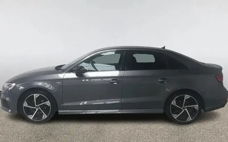Usado Audi A3 Black Edition 150 HP (110 kW) 2019 Cinzento Sedan