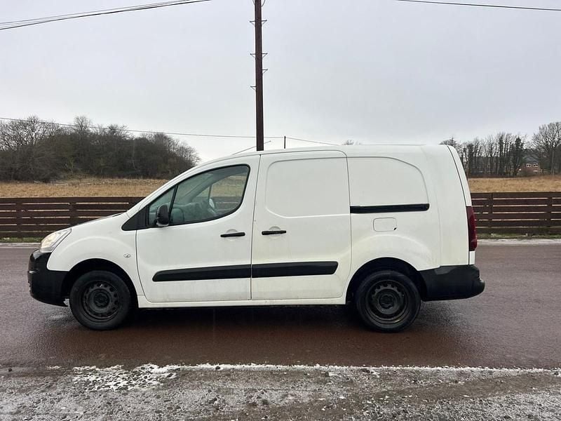 Used Citroën Berlingo 100 HP (73 kW) 2017 White MPV