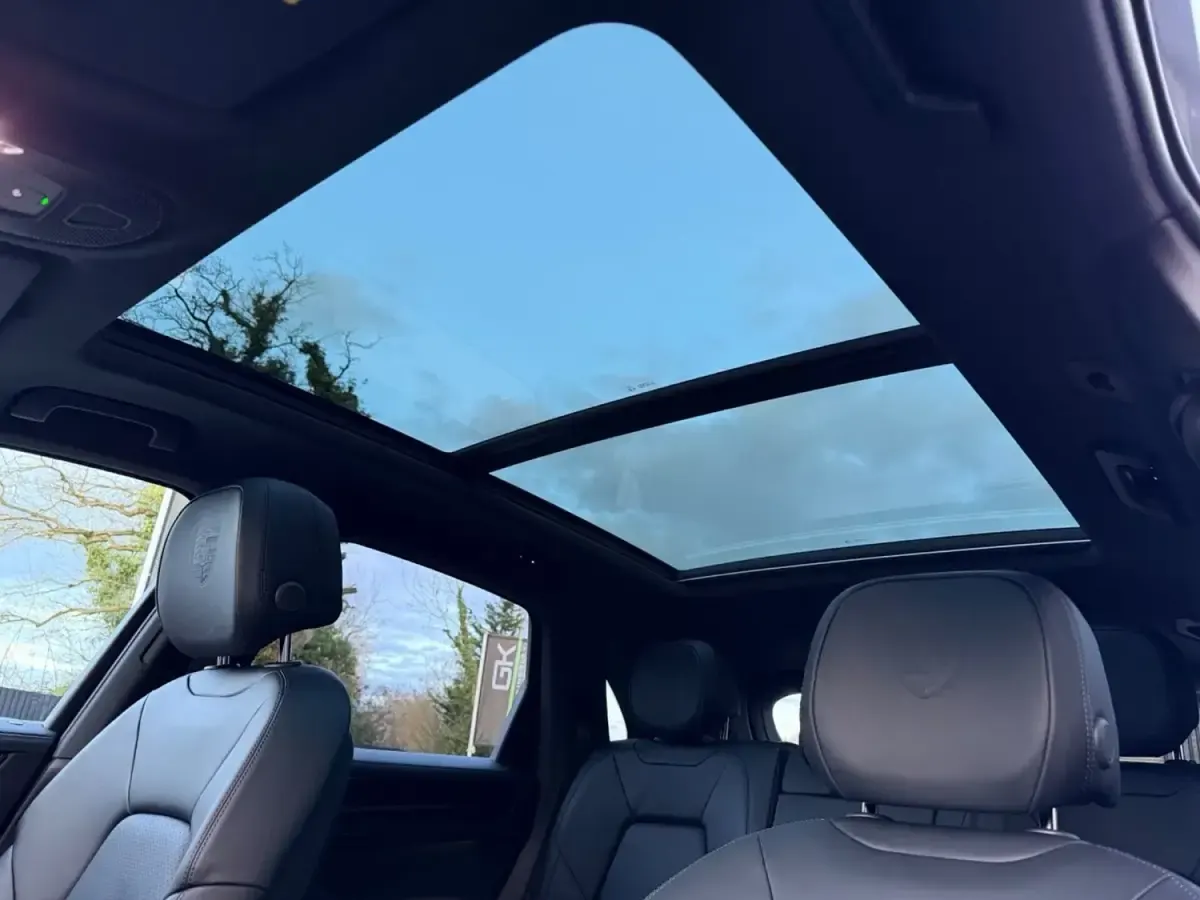 Begagnad Porsche Cayenne Black Edition 2025 Grå SUV