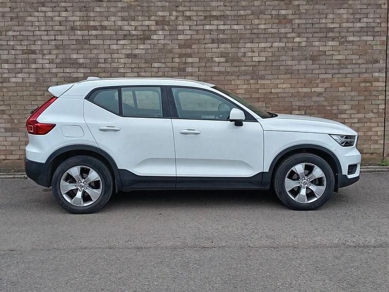 Used Volvo XC40 Momentum 163 HP (119 kW) 2022 White SUV