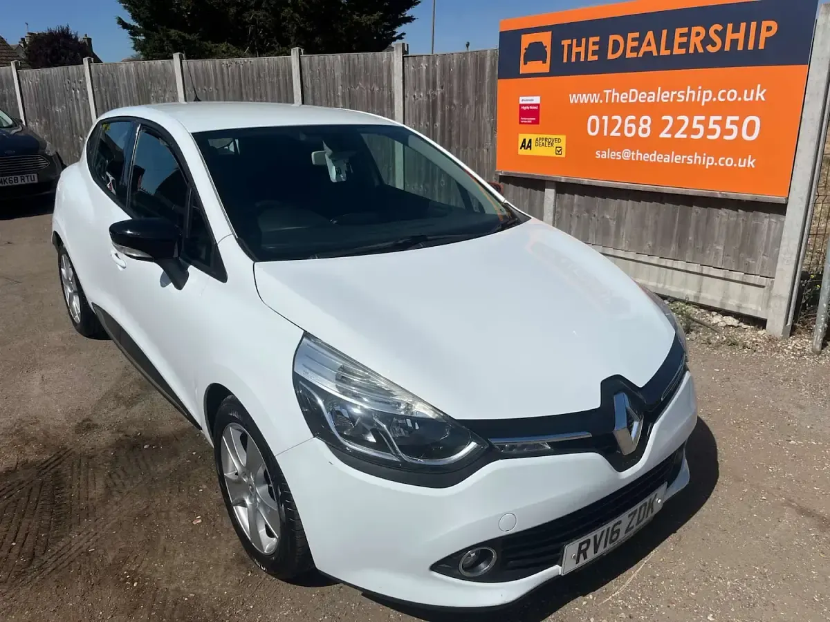Used Renault Clio Dynamique 75 HP (55 kW) 2016 White Hatchback