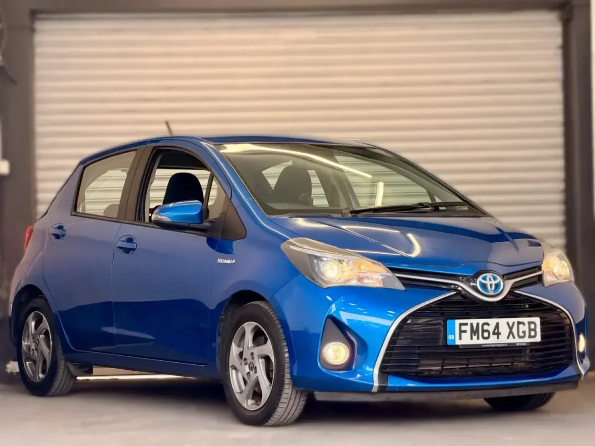 Second-hand Toyota Yaris Hybrid 2015 Albastru Hatchback