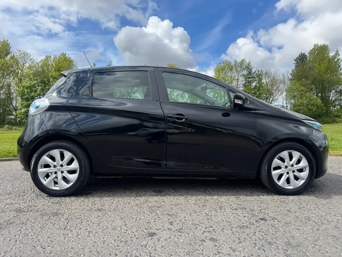 Begagnad Renault Zoe Dynamique 64 kW (88 HK) 2016 Svart Halvkombi