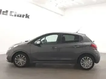 Used Peugeot 208 Signature Sky 82 HP (60 kW) 2019 Grey Hatchback