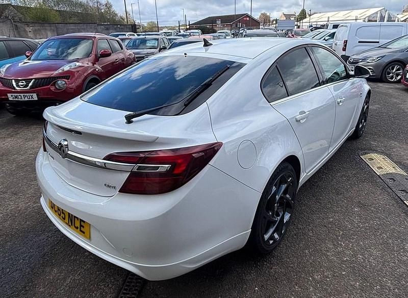 Used Vauxhall Insignia SRi 136 HP (100 kW) 2015 White Hatchback