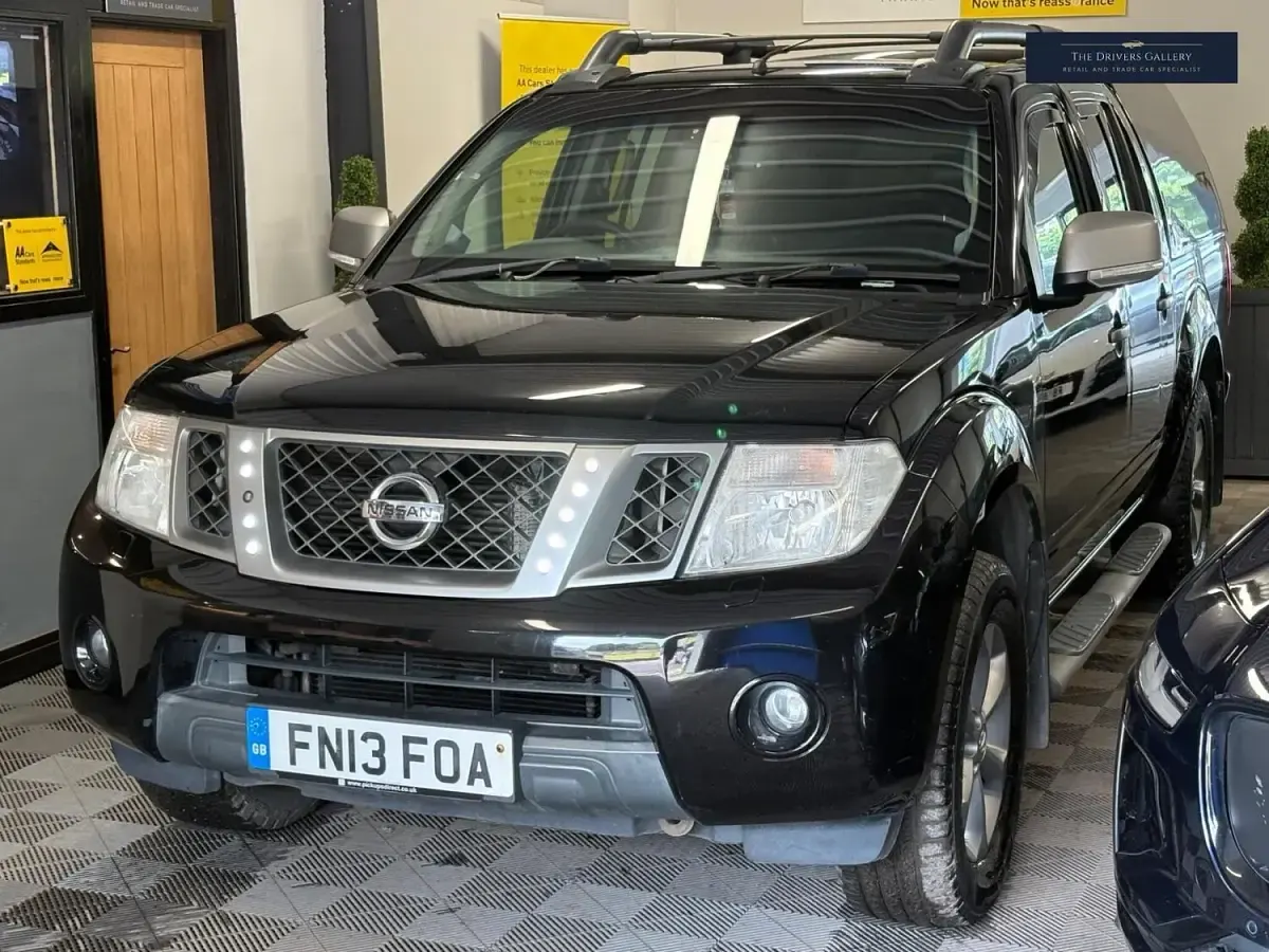 Used Nissan Navara Platinum 190 HP (139 kW) 2013 Black Pickup