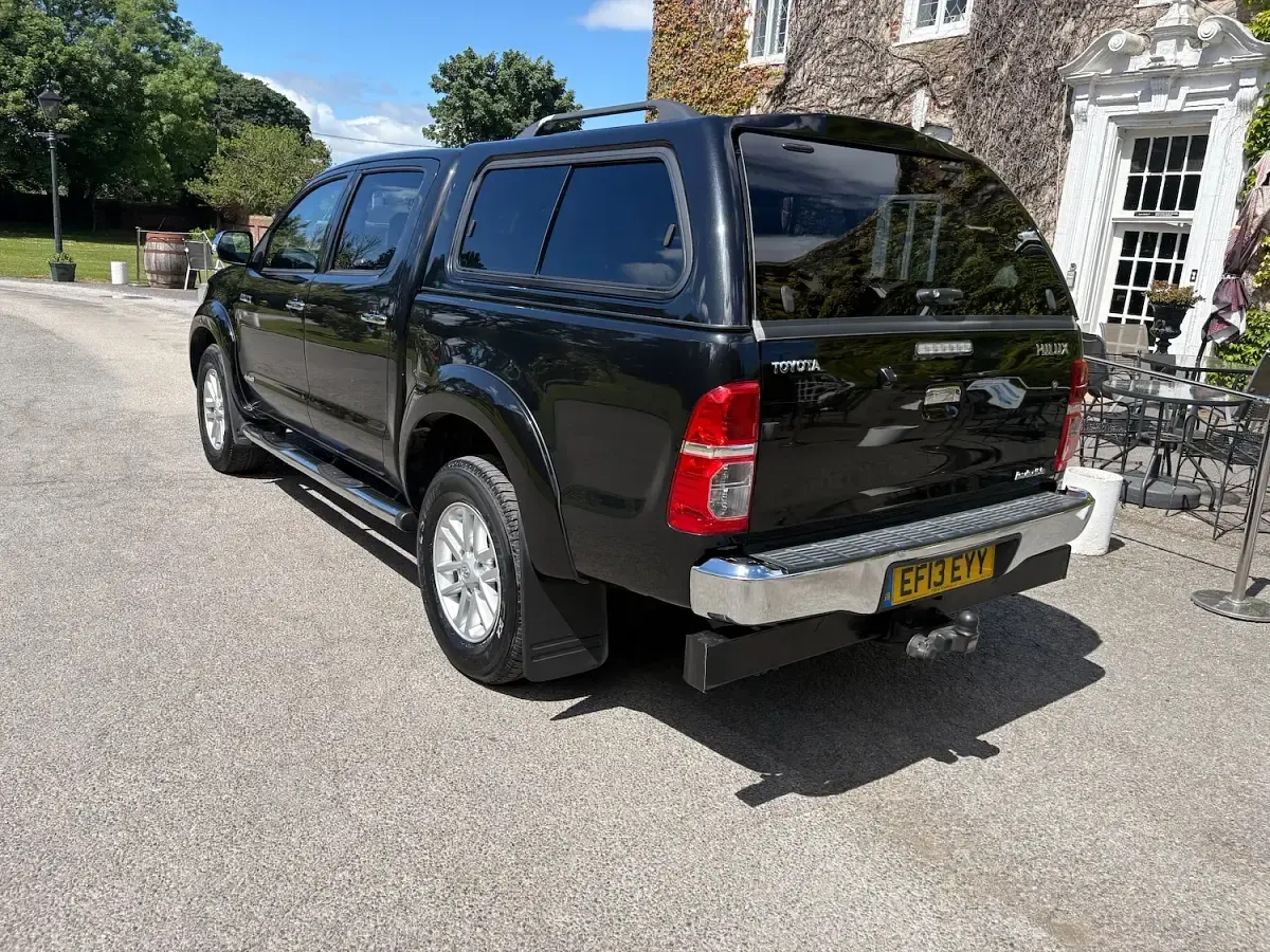 Used Toyota HiLux 171 HP (125 kW) 2013 Black Pickup