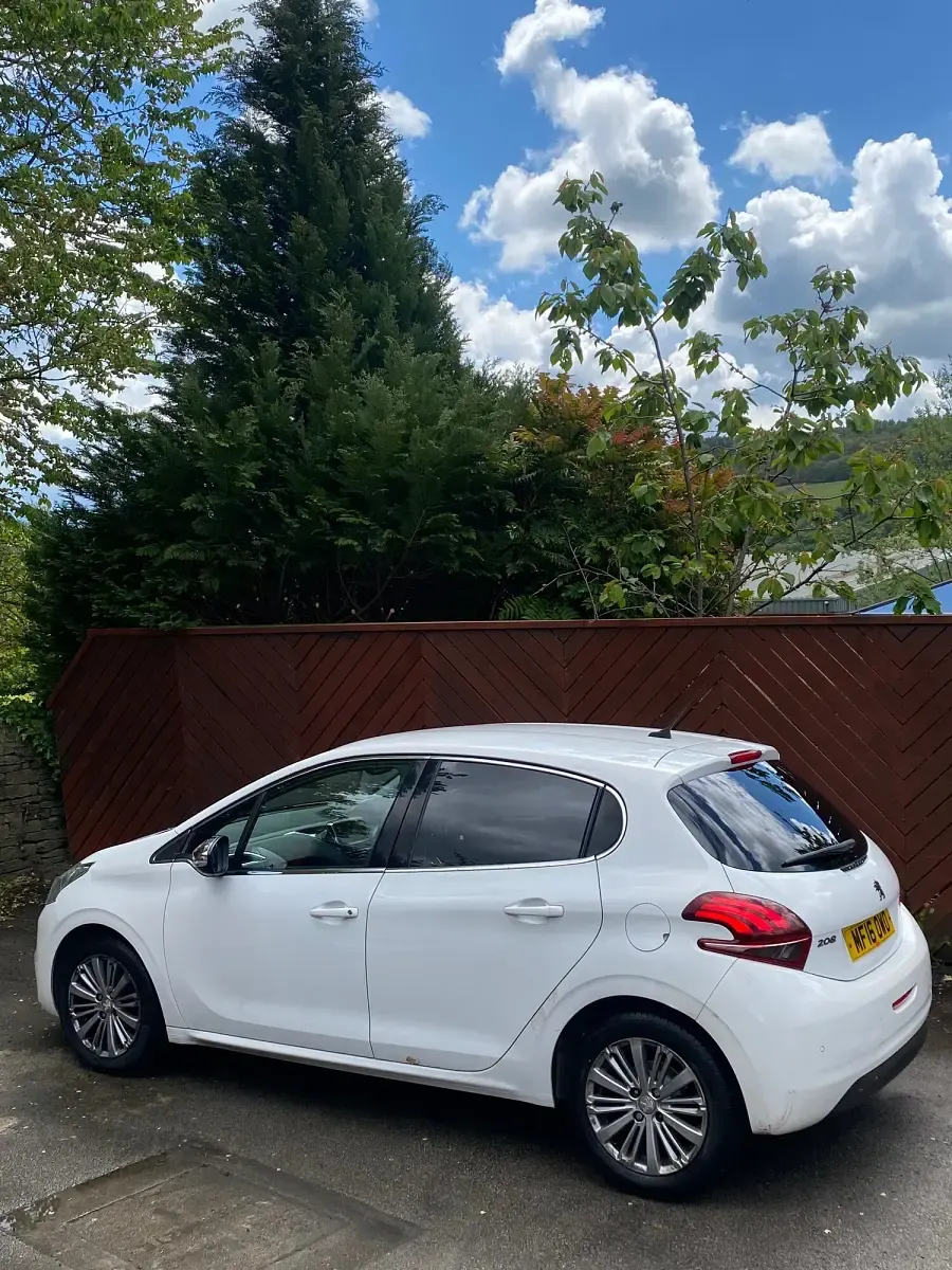 Used Peugeot 208 Allure 2016 White Hatchback