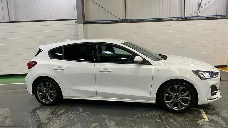 Used Ford Focus ST-Line 125 HP (91 kW) 2023 White Hatchback