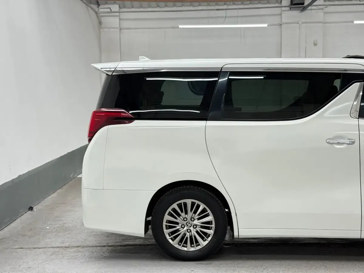 Usado Toyota Alphard 190 CV (139 kW) 2026 Blanco Monovolumen
