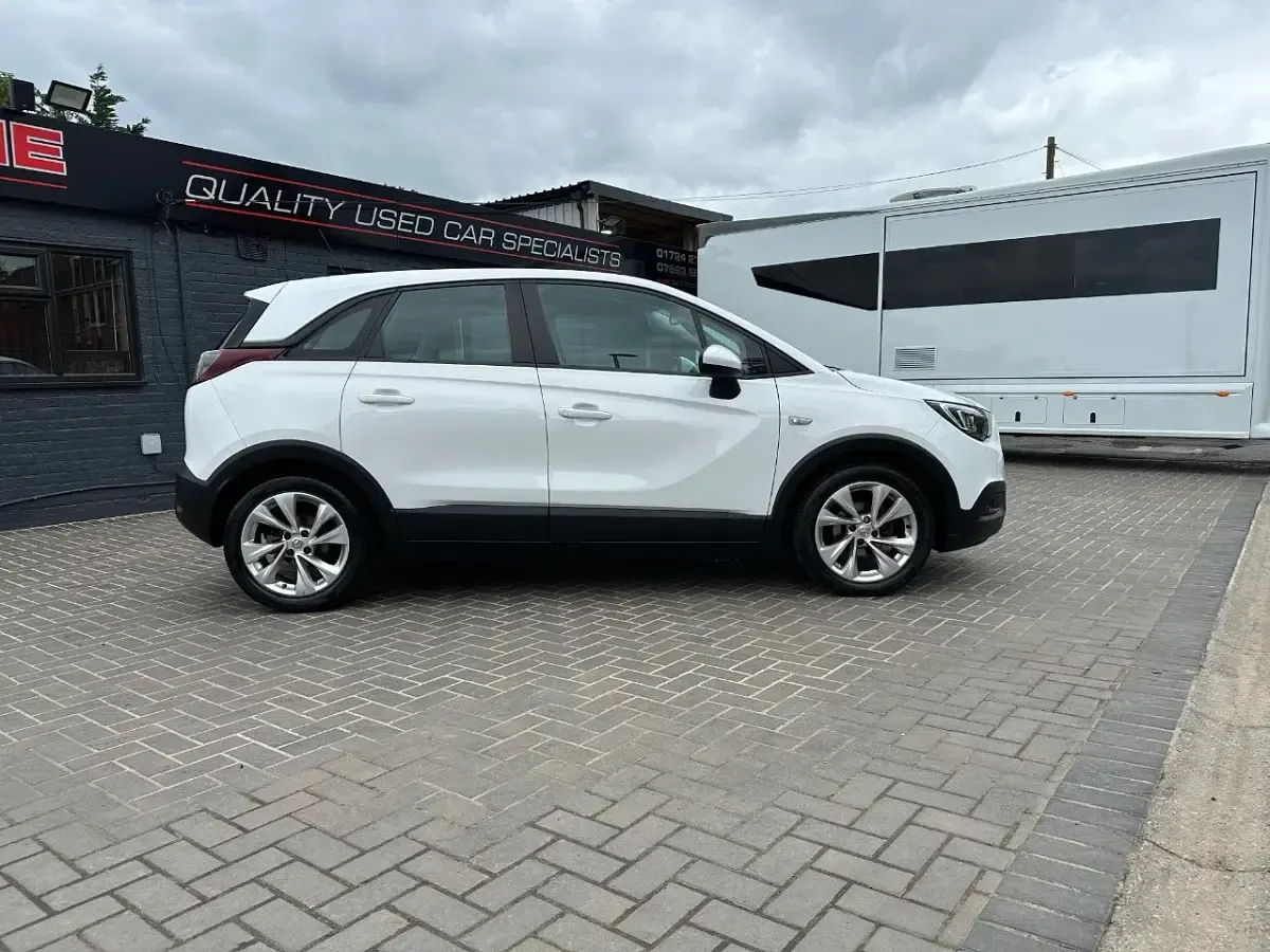 Used Vauxhall Crossland X 81 HP (59 kW) 2018 White SUV