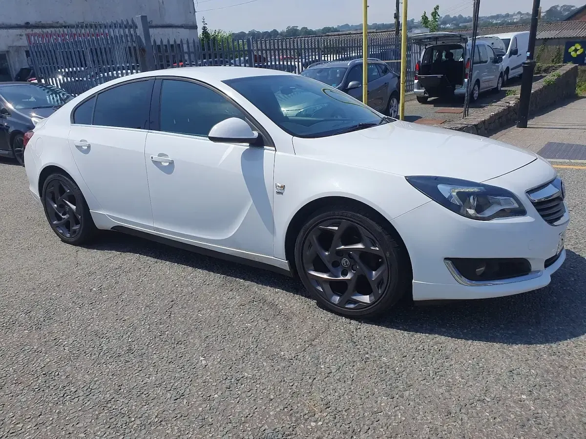 Used Vauxhall Insignia Elite 136 HP (100 kW) 2016 White Hatchback