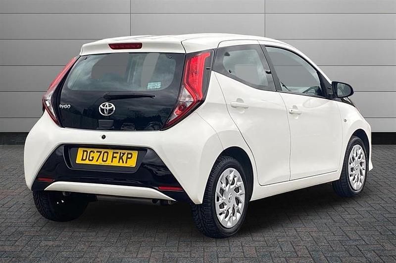 Used Toyota Aygo X-play 72 HP (52 kW) 2020 White Hatchback