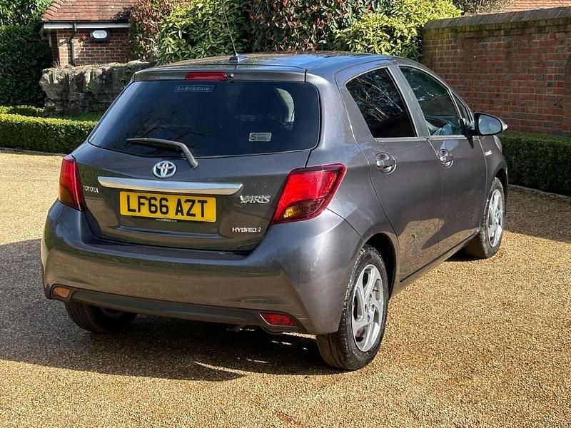 Used Toyota Yaris Hybrid 101 HP (74 kW) 2016 Grey Hatchback