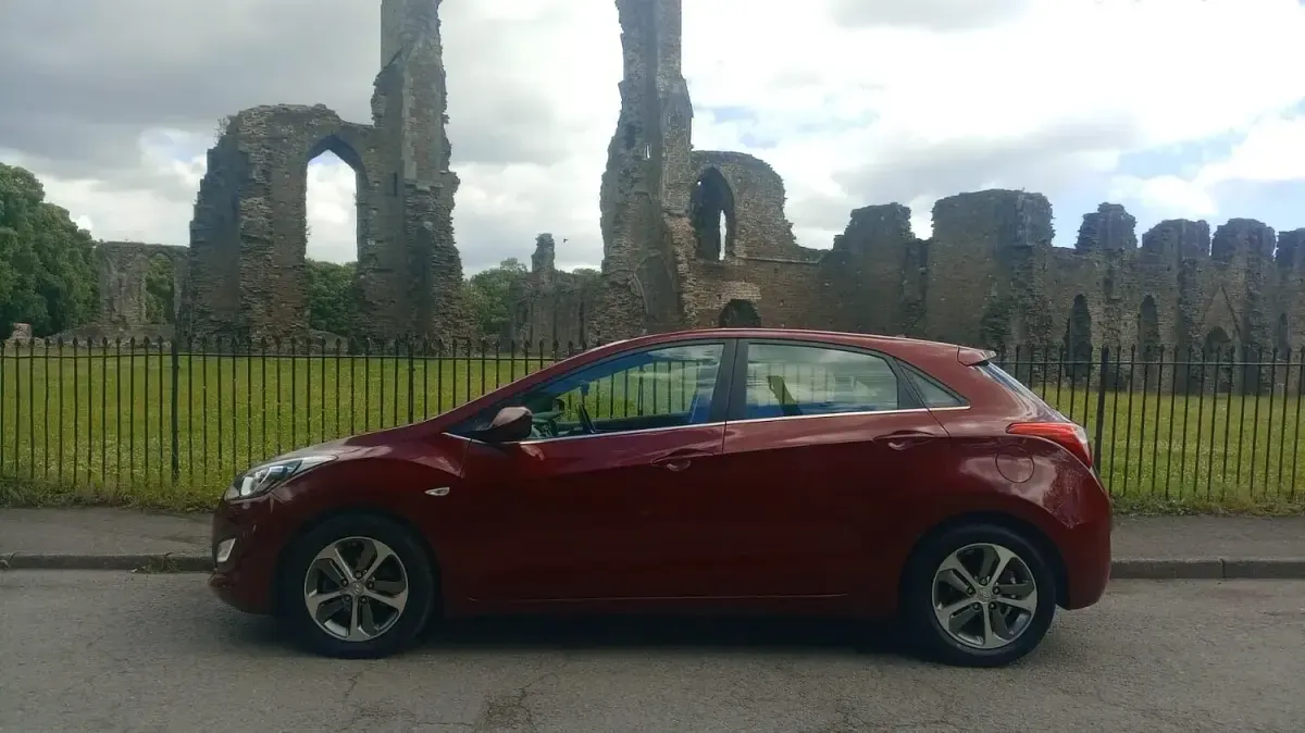 Used Hyundai i30 SE 100 HP (73 kW) 2016 Red Hatchback