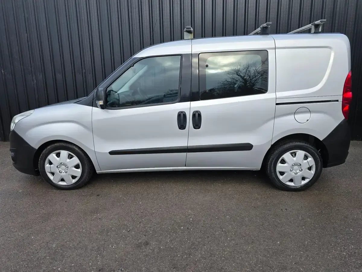 Second-hand Vauxhall Combo 105 CP (77 kW) 2016 Argintiu Van