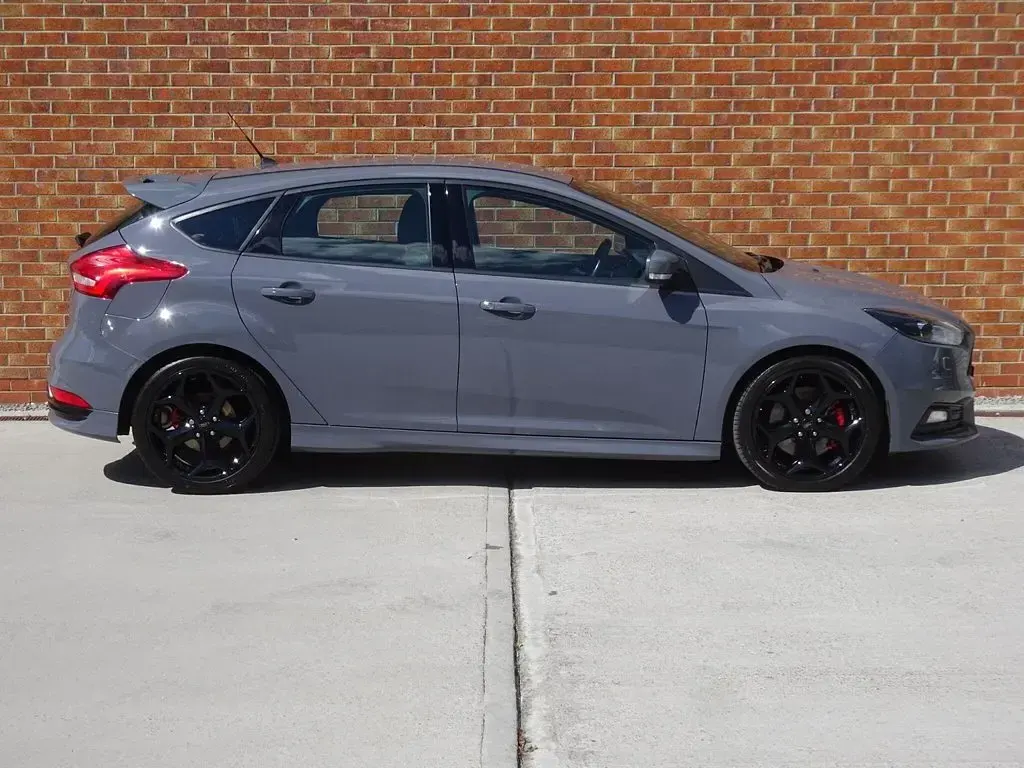 Used Ford Focus ST 185 HP (136 kW) 2017 Grey Hatchback