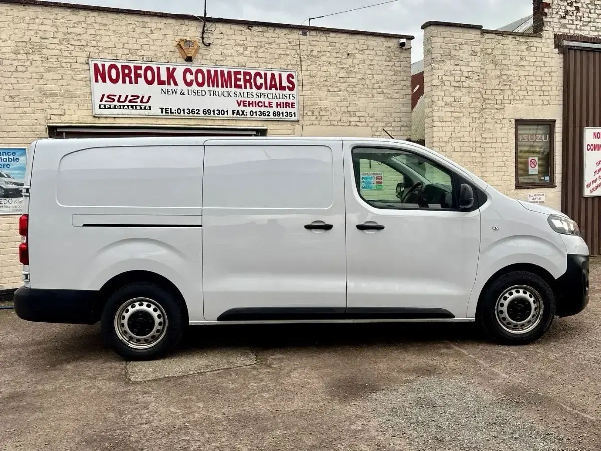 Used Vauxhall Vivaro 100 HP (73 kW) 2022 White MPV
