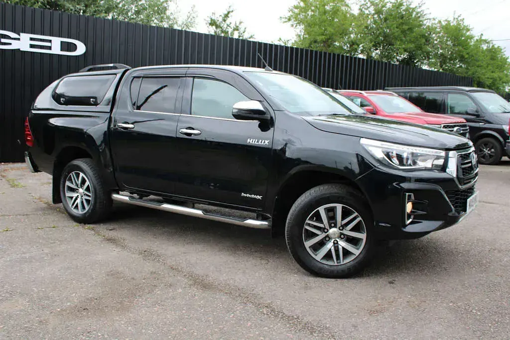 Used Toyota HiLux Luxury 150 HP (110 kW) 2019 Black Pickup