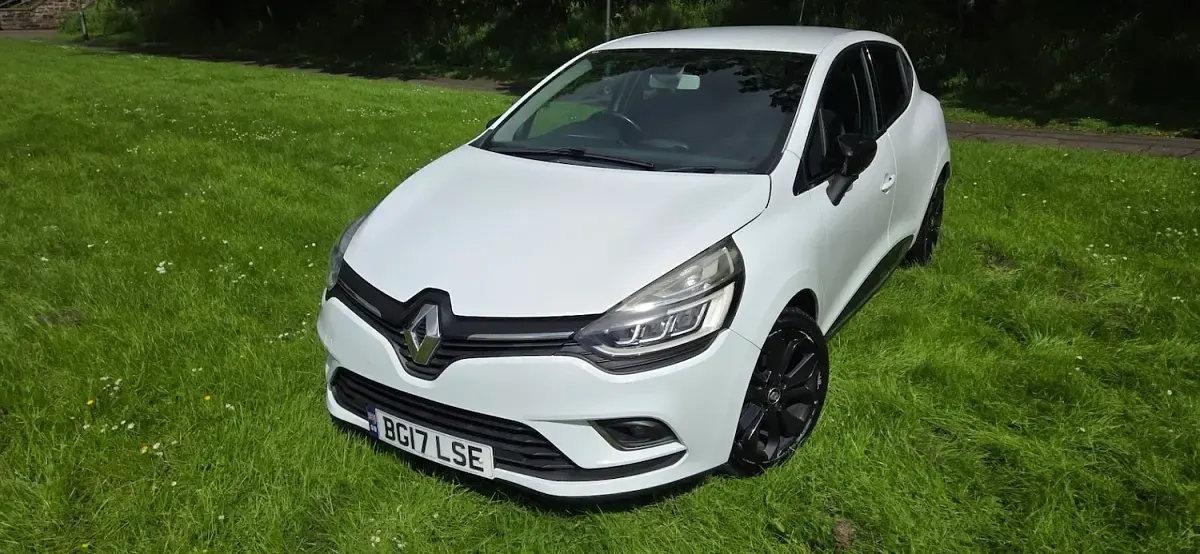 Used Renault Clio Dynamique 90 HP (66 kW) 2017 White Hatchback