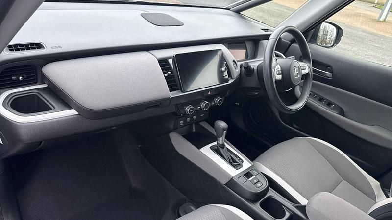 Used Honda Jazz Hybrid 109 HP (80 kW) 2022 White Hatchback