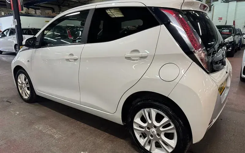 Usado Toyota Aygo X-pure 69 HP (50 kW) 2016 Branco Citadino